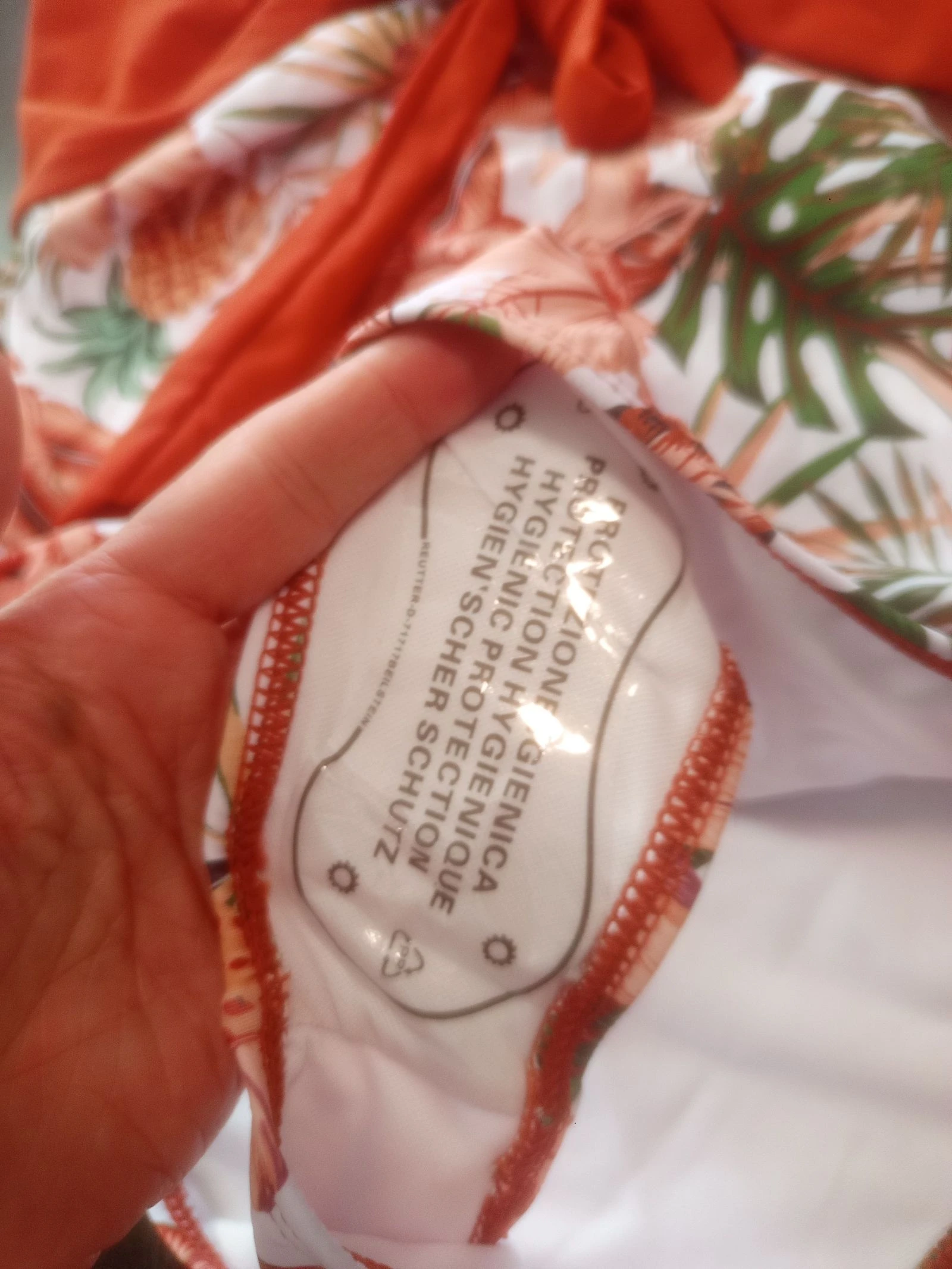 Bañador de una pieza con estampado floral sobre fondo blanco y color terracota con flores y hojas – photo 6
